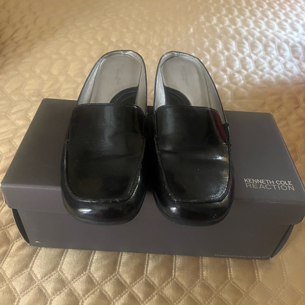 Gently worn Kenneth Cole Black leather slide Size 8 1/2.